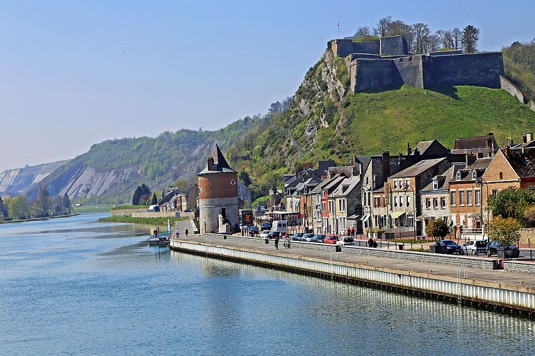 Givet and its citadel (photo by W. Bulach - CC BY-SA 4.0)