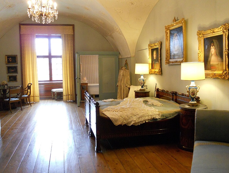 Stately bedroom, Glücksburg Castle (photo by AlterWolf49 - CC BY-SA 3.0)