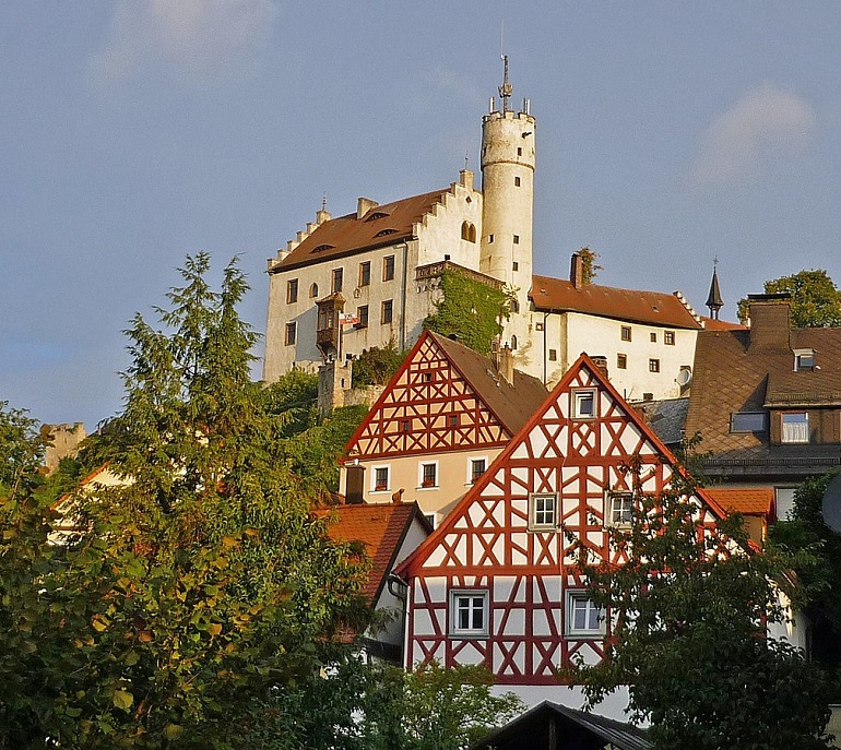 Gößweinstein Castle and timber-framed houses (photo by SchiDD - CC BY 3.0)