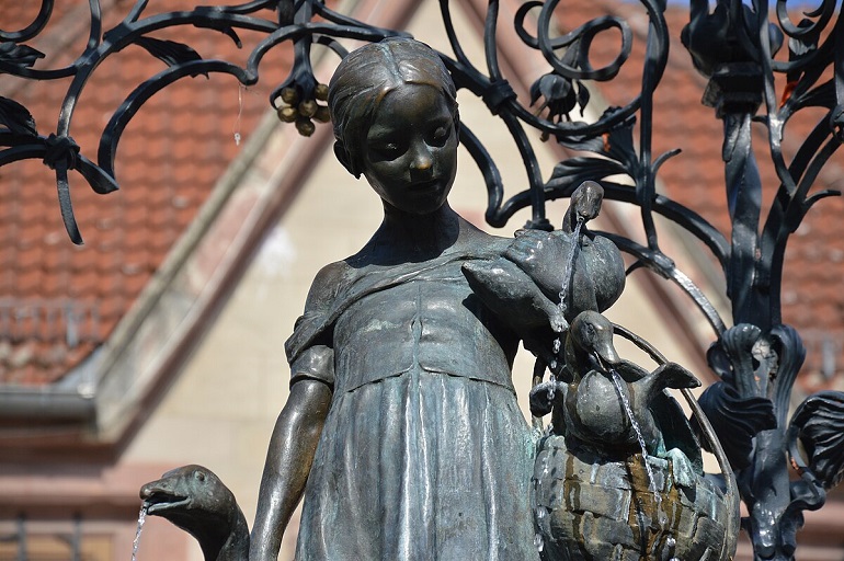 The Gänseliesel Fountain in Göttingen (photo by Illustratedjc - CC BY-SA 4.0)
