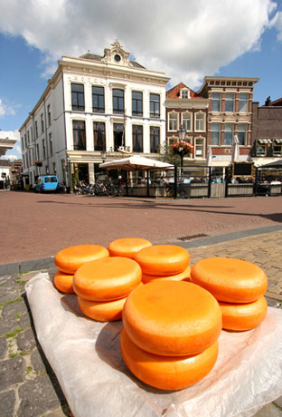 Gouda chesse on the market square (&copy; Jan Kranendonk | Dreamstime.com)
