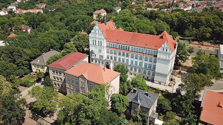 Giebichenstein-Gymnasium, Halle an der Saale (photo by PaulT (Gunther Tschuch) - CC BY-SA 3.0)