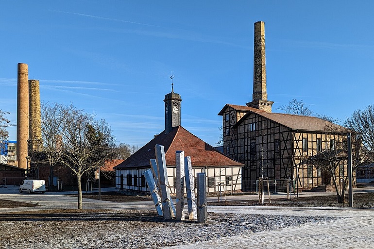Crystal columns sculpture in front of the Halle Saltworks (photo by PaulT (Gunther Tschuch) - CC BY-SA 4.0)