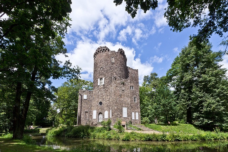 Burgruine Wilhelmsbad, Hanau (photo by Sven Teschke - CC BY-SA 3.0 DE)