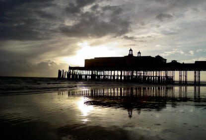 Hastings Pier at sunset (photo by Alex Markwick - CC BY 2.0)