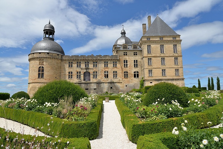 Hautefort Castle (photo by Calips - CC BY-SA 3.0)