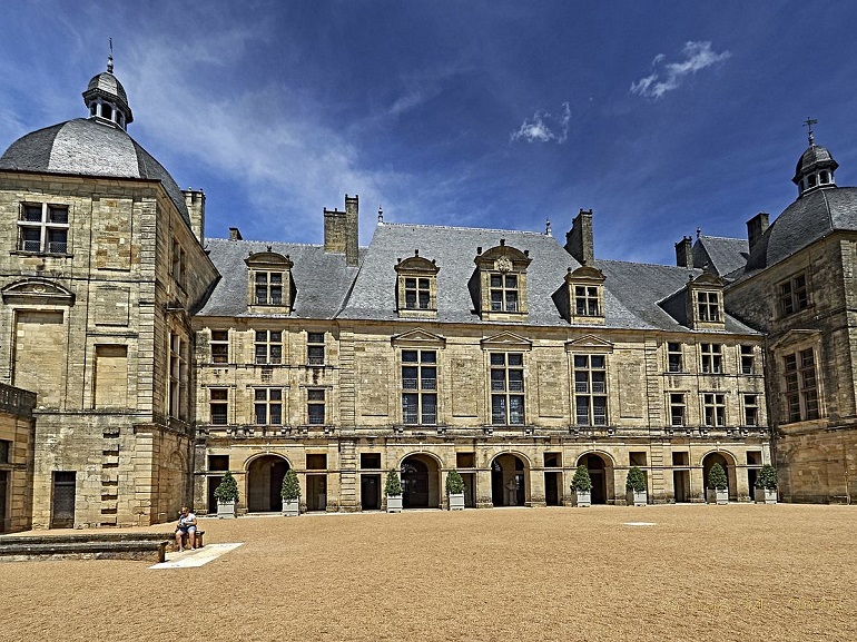 Hautefort Castle (photo by Jacques Bodin - CC BY 2.0)