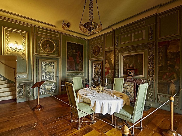 Dining Room, Hautefort Castle (photo by Jacques Bodin - CC BY 2.0)