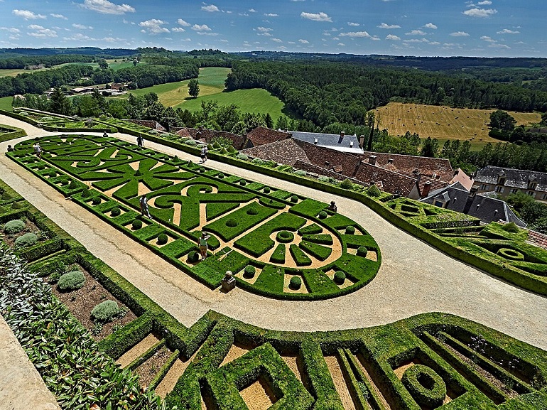 Gardens, Hautefort Castle (photo by Jacques Bodin - CC BY 2.0)