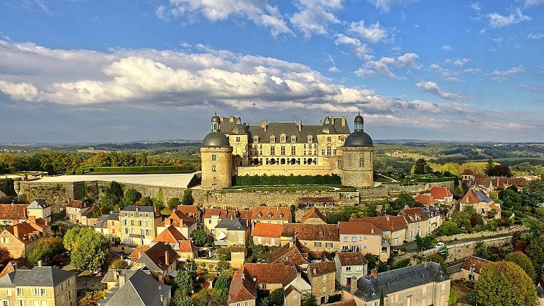Aerial view of Hautefort Castle above the village (photo by JGS25 - CC BY-SA 4.0)