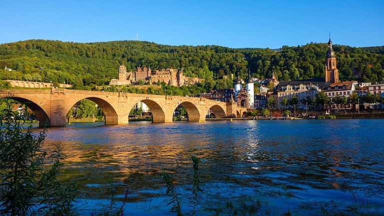 Old Bridge, Heidelberg (photo by Chris Schweiger from Pixabay)
