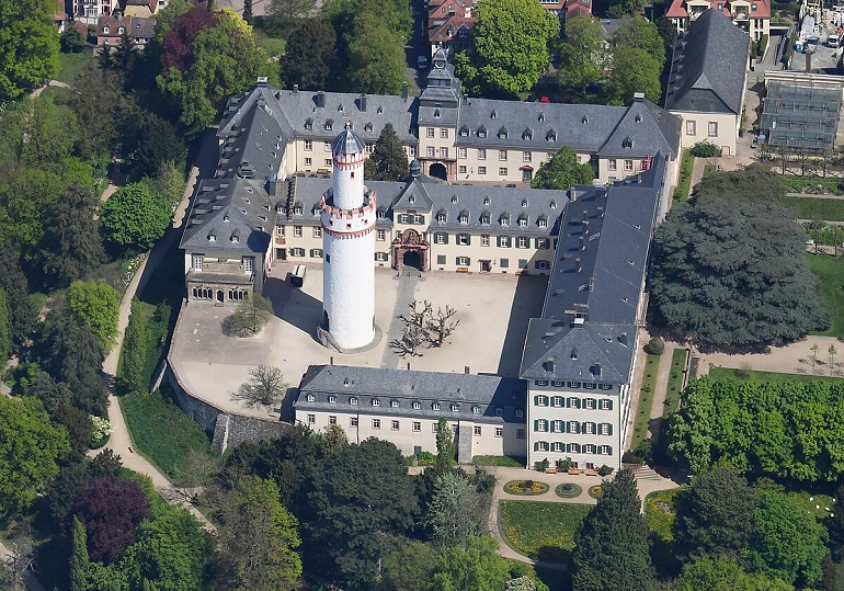 Aerial view of Schloss Bad Homburg and Schlosspark (photo by Carsten Steger - CC BY-SA 4.0)