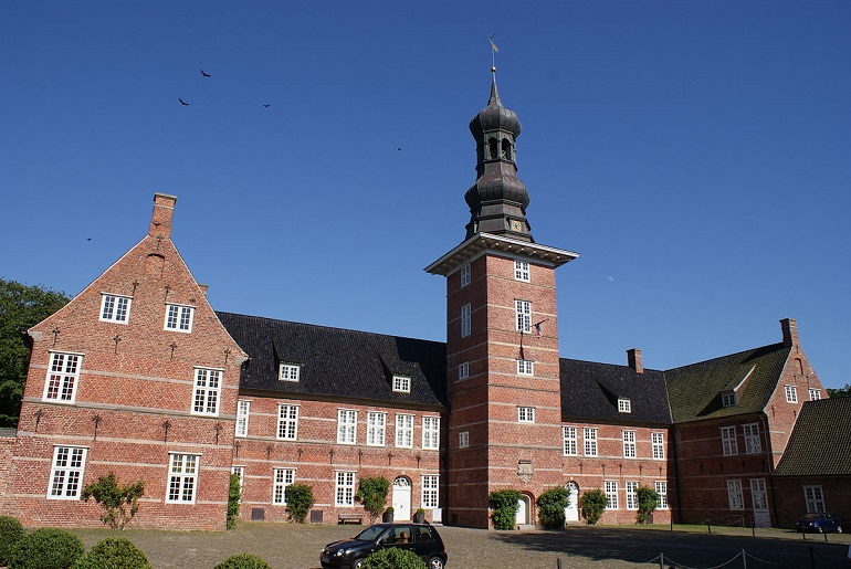 Husum Castle (photo by PodracerHH - CC BY-SA 3.0)