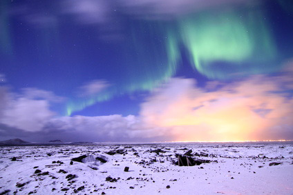 Northern lights over a glacier in Iceland (© boje10 - Fotolia.com)