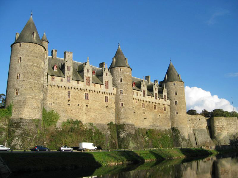 Josselin Castle, Brittany (photo by Martin Selway - CC BY 2.0.)
