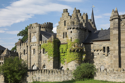 Löwenburg Castle, Bergpark Wilhelmshöhe, Kassel (© vom - Fotolia.com) Löwenburg Castle, Bergpark Wilhelmshöhe, Kassel (© vom - Fotolia.com)