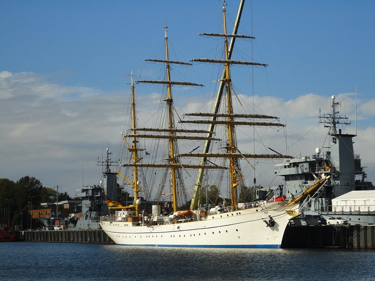 Sailing ship Gorch fock and frigates at Kiel Harbour (photo by Dieter Ludwig Scharnagl from Pixabay)