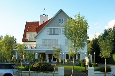 Orange-roofed white house, Knokke-Zoute (&copy; Eupedia.com)
