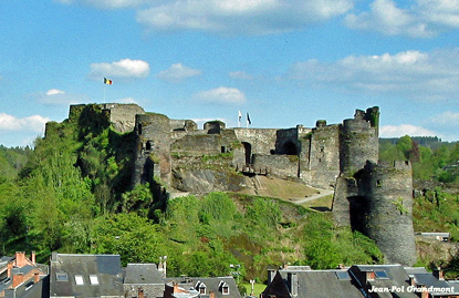 Ruins of La Roche castle (photo by Jean-Pol Grandmont - CC BY-SA 2.5 Generic license)