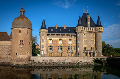 La Clayette Castle, Burgundy (photo by @ S@ndrine - CC BY 2.0)