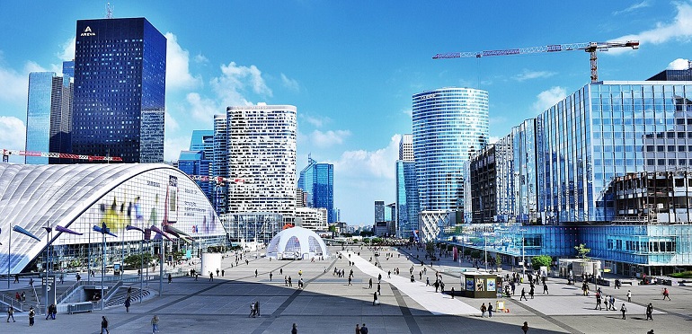 Parvis de la Défense (photo by Edison McCullen - CC BY-SA 4.0)