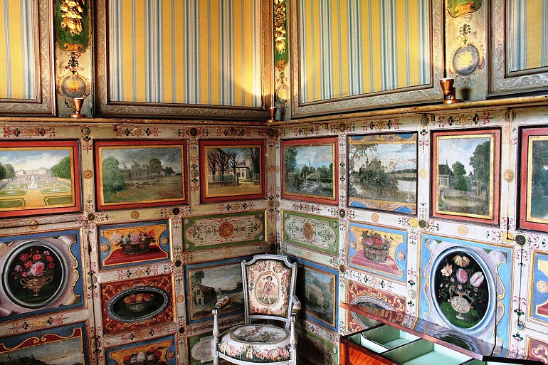 Boudoir, La Rochefoucauld Castle (photo by Franzrycou - CC BY-SA 3.0)