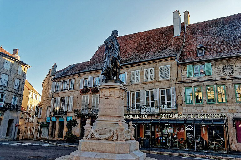 Place Diderot, Langres (photo by Txllxt TxllxT - CC BY-SA 4.0)