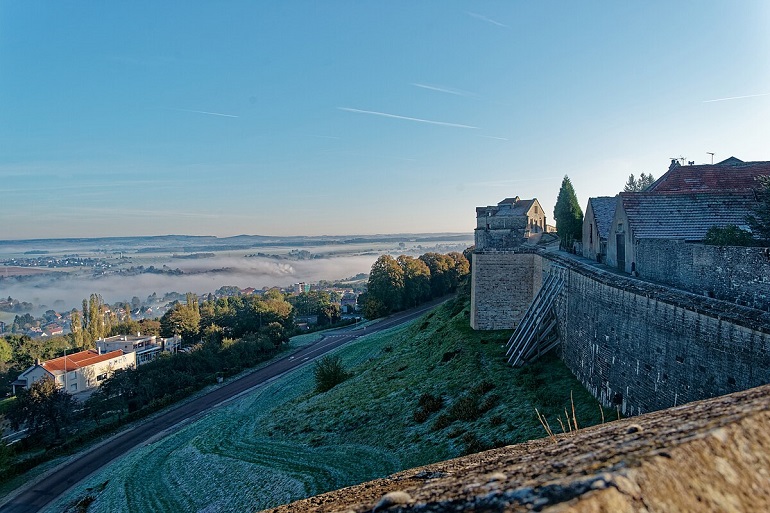 Ramparts and Tour du Petit-Sault, Langres (photo by Txllxt TxllxT - CC BY-SA 4.0)