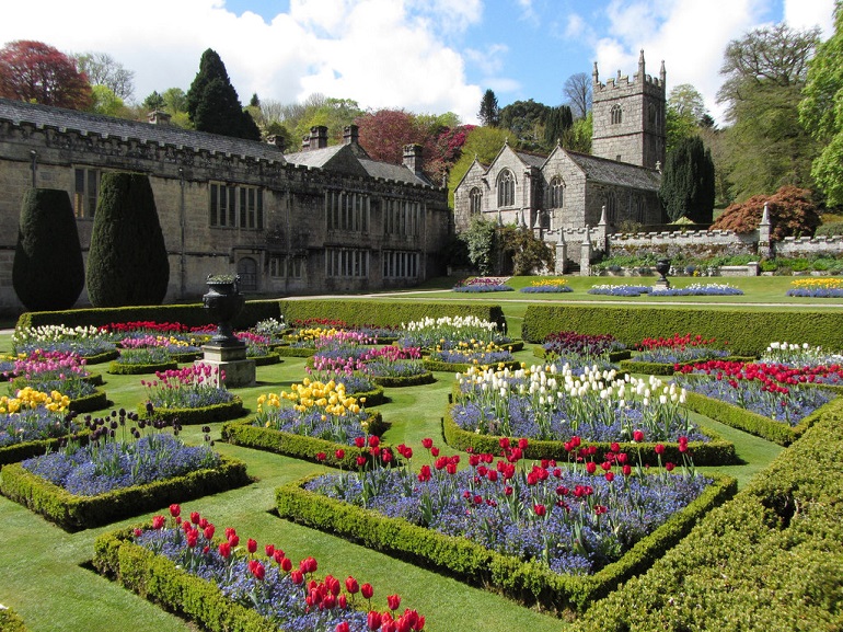 Gardens of Lanhydrock House (© Gareth James  - CC BY-SA 2.0)