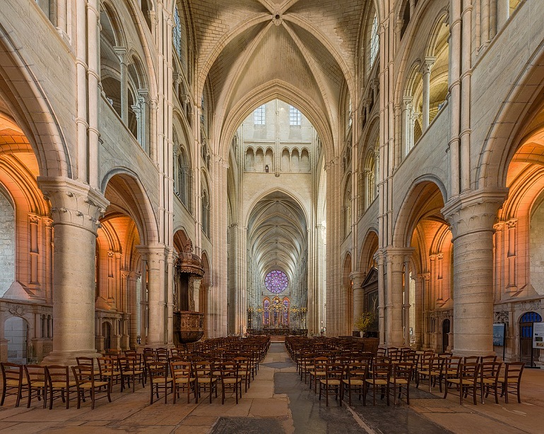 Interior of Laon Cathedral (photo by Diliff - CC-BY-SA 3.0)