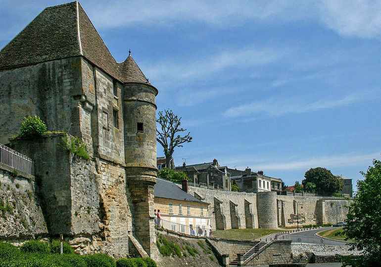 The Medieval Ramparts of Laon (photo by Szilas)