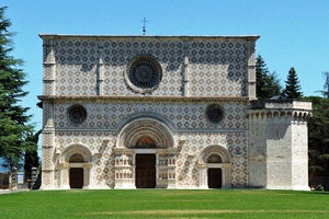 Basilica of Santa Maria di Collemaggio, L'Aquila (photo by Stemonitis - CC BY-SA 2.5)