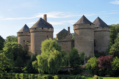 Lassay Castle, Pays de la Loire, France (photo by Romain Bréget - CC BY-SA 3.0)