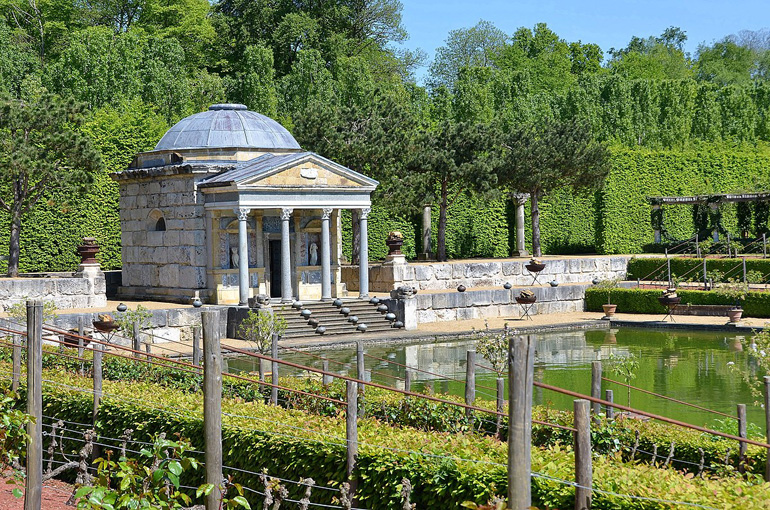 Le Temple du Trésor de Léda, Château du Champ de Bataille, Le Neubourg, Normandy, France (photo by Patrick - CC BY-SA 2.0)