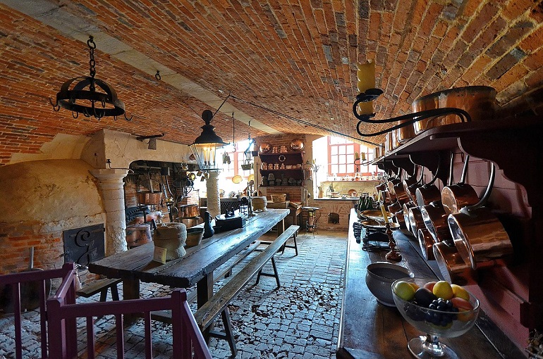 Kitchens, Château du Champ de Bataille, Le Neubourg, Normandy, France (photo by Patrick - CC BY-SA 2.0)