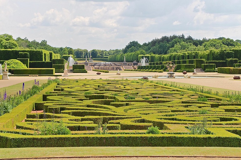 Gardens of the Château du Champ de Bataille, Le Neubourg, Normandy, France (photo by Thomas1313 - CC BY-SA 4.0)