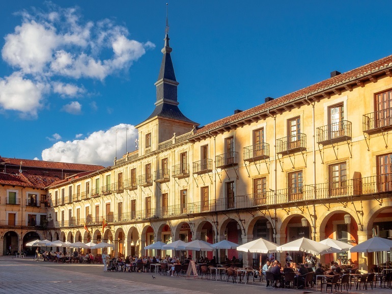 Plaza Mayor, León (© Laszlo Konya| Dreamstime.com)