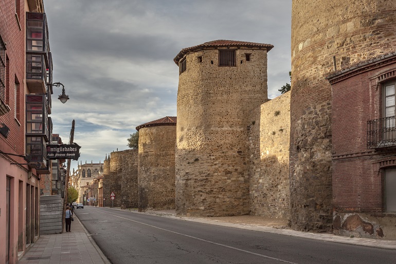 Roman Walls of León (© Prapton | Dreamstime.com)