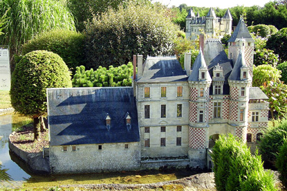 Les Réaux Castle, Centre-Val de Loire, France (photo by Kaschkawalturist - GPL)