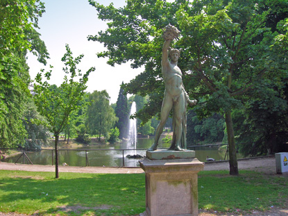 Statue of Perseus holding the head of Medusa, Parc d'Avroy, Li�ge (&copy; Eupedia.com)