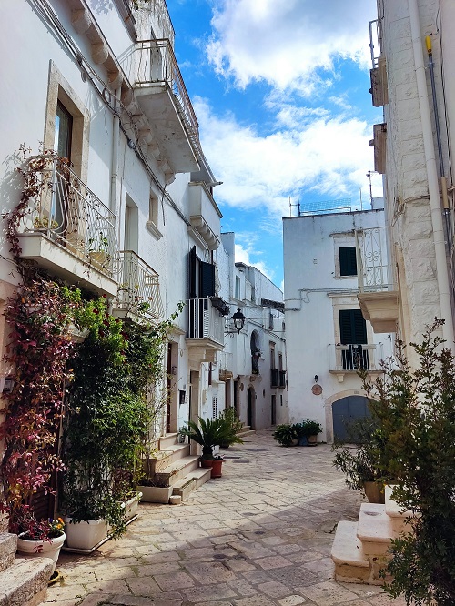 White-washed streets of Locorotondo (© Eupedia.com)