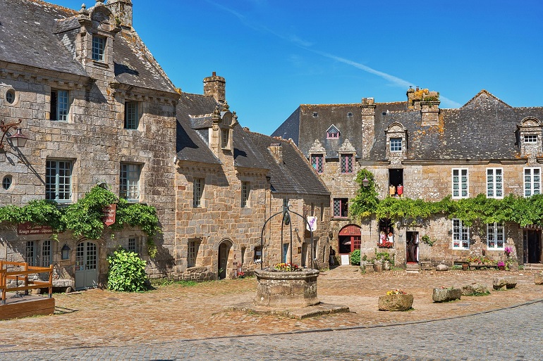 Locronan (photo by Christel from Pixabay)