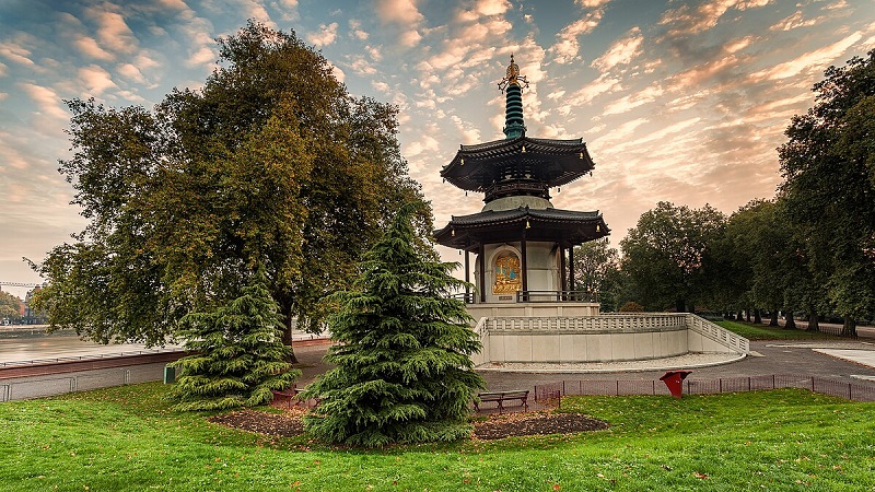 Peace Pagoda in Battersea Park, London (photo by George Johnson - CC BY-SA 4.0)