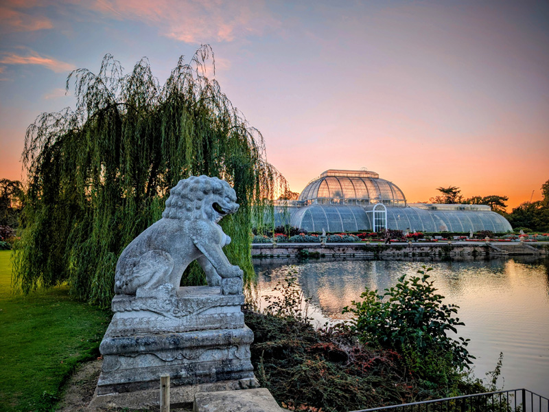 Palm House and Chinese lion statue, Royal Botanic Gardens in Kew, London (� Eupedia.com)