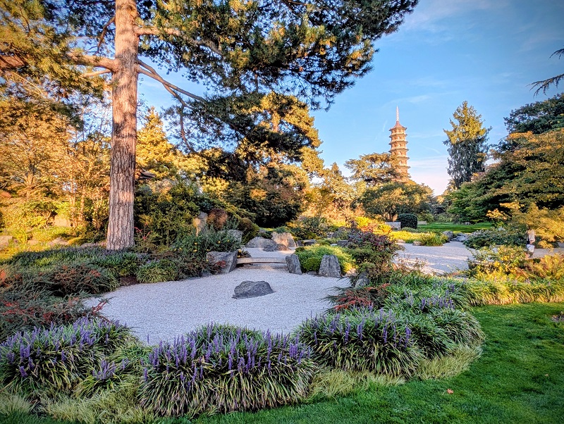 Japanese garden and Chinese pagoda, Royal Botanic Gardens in Kew, London (� Eupedia.com)