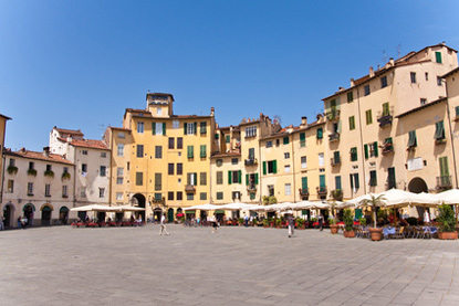 Piazza dell'anfiteatro, Lucca, Tuscany (&copy; kubais - Fotolia.com)