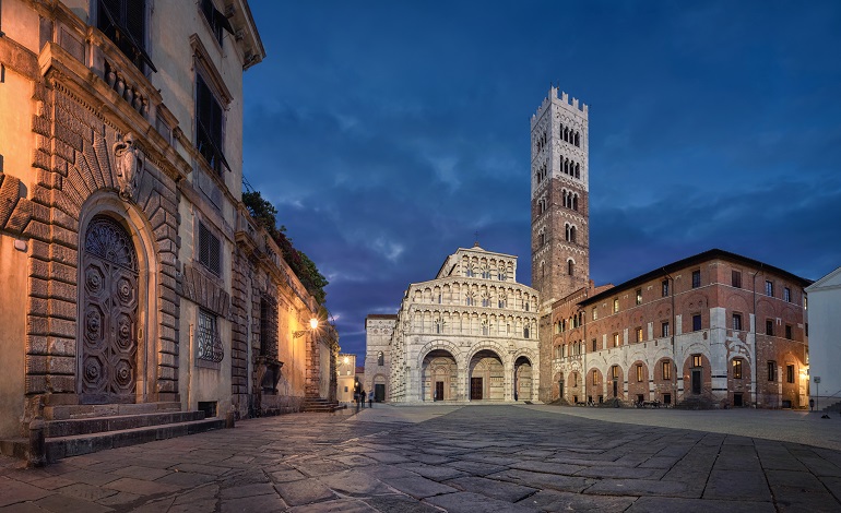 Piazza San Martino and Lucca Cathedral at dusk (© Sergey Dzyuba | Dreamstime.com)