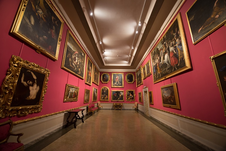 Main halls with traditional paintings in The Museo Nazionale di Palazzo Mansi in Lucca (© Kristina Kostova  | Dreamstime.com)