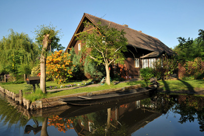 Traditional wooden house along a canal in Lübbenau (&copy; dieter76 - Fotolia.com)