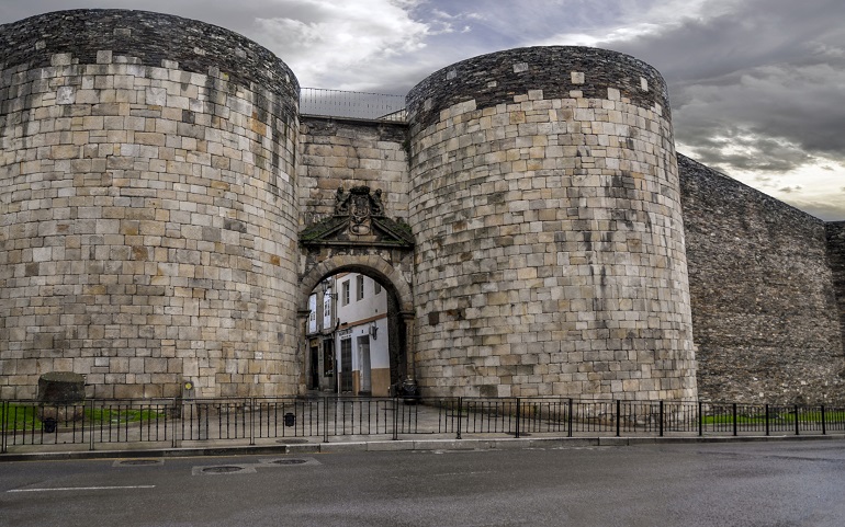 Roman Walls of Lugo (© Elvira Kolomiytseva | Dreamstime.com)